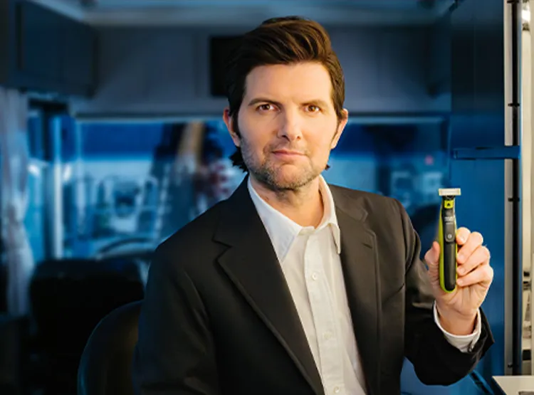 Adam Scott holding the OneBlade 360